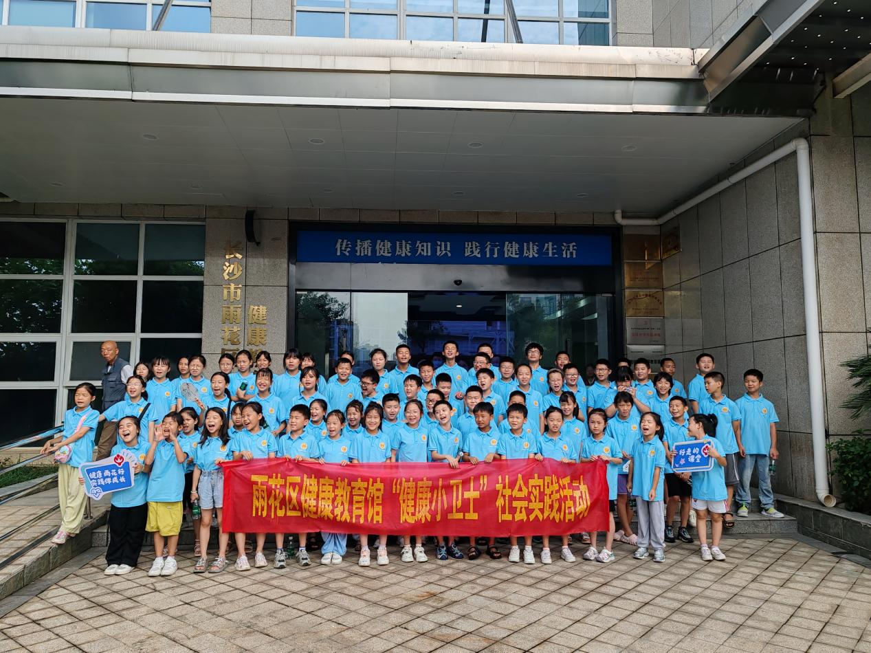 “小候鸟”探秘雨花健康教育馆：在互动中解锁健康密码