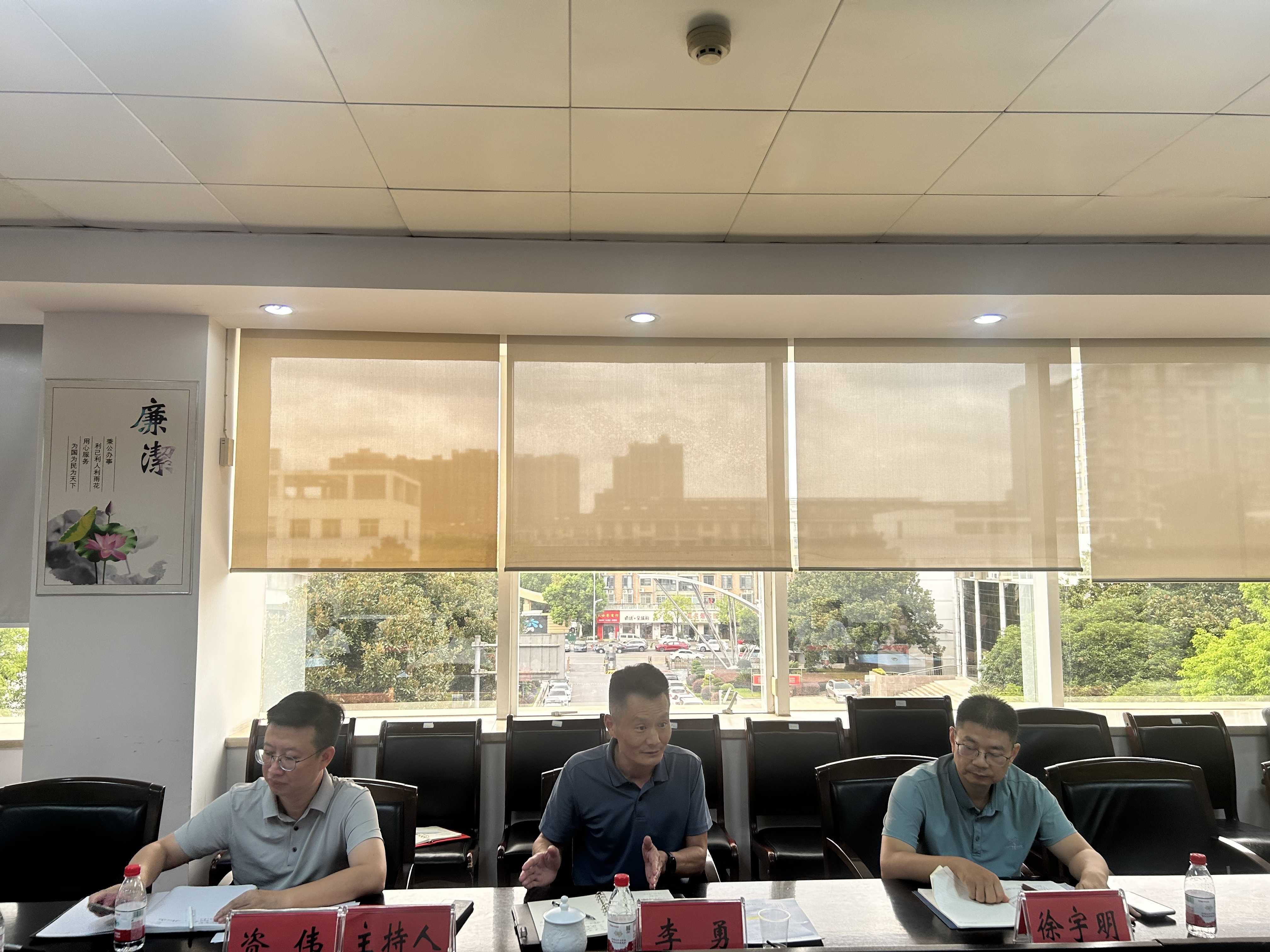 区公建中心召开仙姑岭小学项目保开学建设调度会