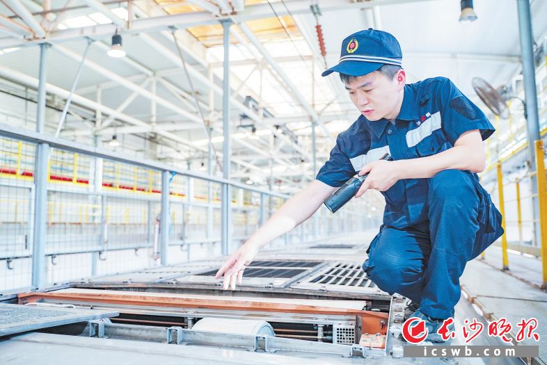 故障识别准确率超98%！记者探访揭秘热浪下动车检修全过程