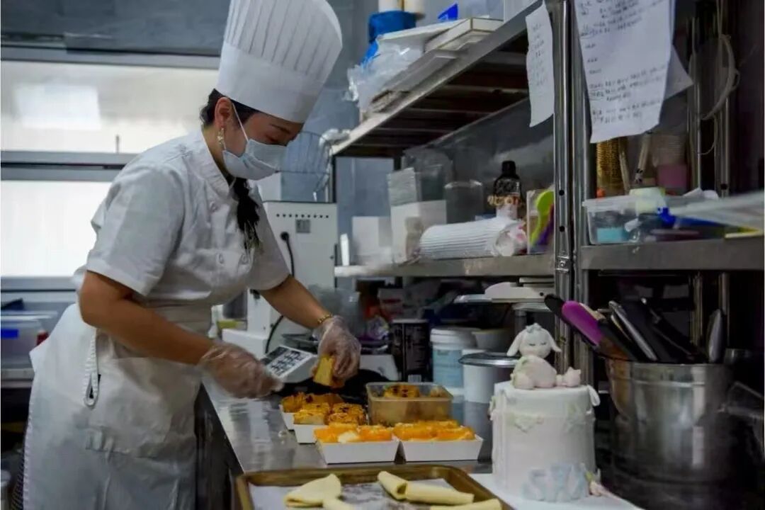 梦想的翅膀 | 独腿店长的甜蜜逆袭：杨雨欣的“优焙客”奇迹